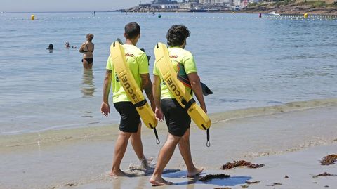 Socorristas en la playa de Silgar el verano pasado