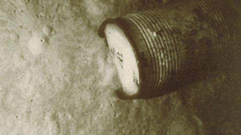 Una de las escasas imágenes de los bidones con residuos nucleares, tomada en 1984 por otra expedición francesa a más de 4.500 metros de profundidad