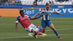 Ainhoa Mar�n pugna por un bal�n