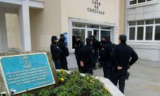 Agente de la Polic�a Nacional durante el registro del Concello de Cee el 31 de enero del 2011.