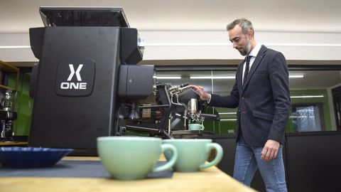El profesor Marcel Schaal, con la cafetera de última generación digitalizada que hay en el nuevo laboratorio del CIFP Carlos Oroza de Pontevedra