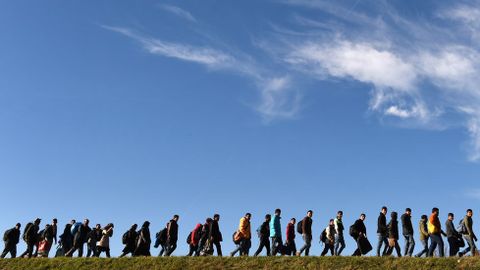 Emigrantes caminan hacia un primer punto de registro de la polica federal alemana despus de cruzar la frontera austro-alemana en la pequea localidad bvara de Simbach, el sur de Alemania