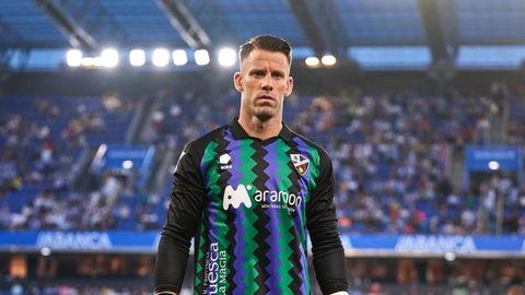 Dani Jim�nez, portero del Huesca, durante el partido de la primera vuelta celebrado en Abanca Riazor