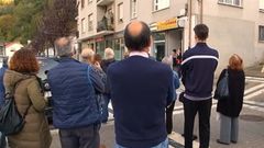 Vecinos frente al local comercial de la mujer del agredido, en muestra de apoyo 