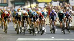 El ciclista belga�Tim Merlier (centro), del Soudal Quick-Step, en el momento de ganar el esprint en Burdeos.