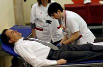 El presidente de la Generalitat dona sangre tras el pleno celebrado en el Parlamento catal�n.