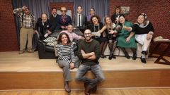 Los integrantes de Sen Tempo Teatro, de la Escola Municipal de Teatro para Adultos de Zas, representaron recientemente la producci�n �<span lang= gl >O home do sof�</span>� en Coristanco. En el frente, Teresa Lema (luces y sonido) y Pablo Soto, Pibe (director)