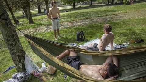 Jovenes tomando el sol en el parque de Bonaval, en Santiago.