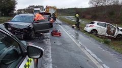 Efectivos del GES de Curtis y de la Guardia Civil actuando en el lugar del accidente