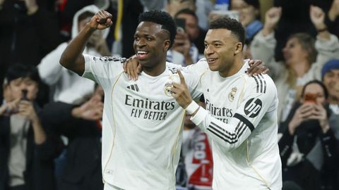 Vinicius y Mbapp� celebran un gol del Real Madrid.