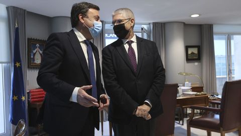 El presidente de la Diputaci�n de A Coru�a y l�der del PSdeG, Valent�n Gonz�lez Formoso, este viernes con el m�ximo responsable de Renfe, Isa�as T�boas
