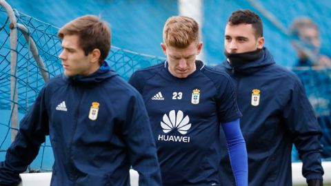 Mossa Pucko Alfonso Herrero Requexon Real Oviedo.Mossa, junto a Pucko y Alfonso Herrero en un entrenamiento