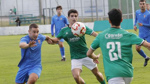Huguito intenta dominar la pelota ante un jugador del O Val el pasado domingo en A Marosa.