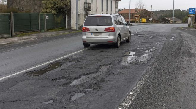 Baches en la carretera N-550 a su paso por lugar da Igrexa de la parroquia de Oroso