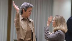 La vicepresidenta ejecutiva europea, Margaret Vestager, encargada de explicar el reparto de los fondos, con la vicepresidenta primera, Nadia Calvi�o 
