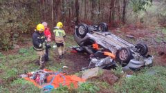 El coche qued� volcado tras caer por un terrapl�n
