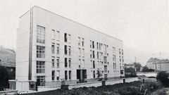 Casa cuartel de Pola de Lena en los a�os 80