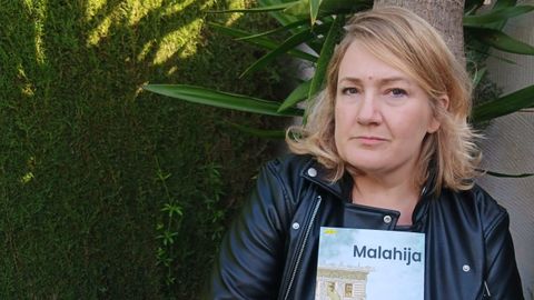 La escritora ourensana Camino de Prada, con su �ltimo libro �Malahija�