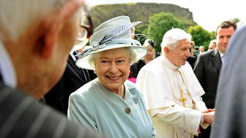 La Reina Isabel II y el papa Benedicto XVI, dando un paseo por los jardines del Palacio de Holyroodhouse en Edimburgo, Escocia, el 16 de septiembre del 2010.