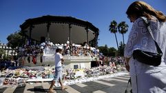 Medio centenar de personas homenajearon ayer en Niza a las 85 v�ctimas mortales del atentado del 14 de julio