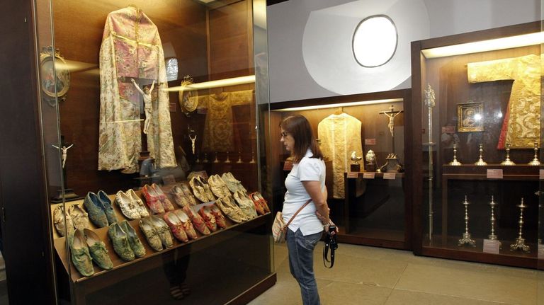 En imagen de archivo, zapatillas episcopales de distintas �pocas y estilos que se exponen en el Museo Catedralicio y Diocesano de Mondo�edo, y que�suelen llamar la atenci�n de los visitantes