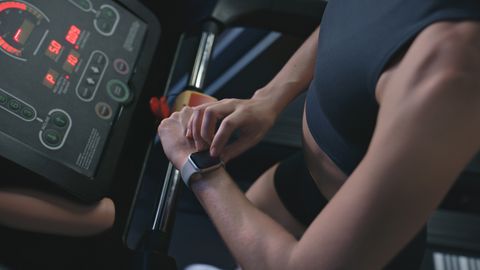 Las máquinas de los gimnasios permiten la conexión de datos con los smartwatch de los usuarios para el control de datos