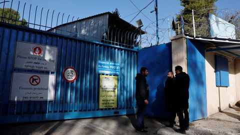 Policas israeles en la entrada a la sede del UNRWA, donde retiraron los mviles a los vigilantes de seguridad