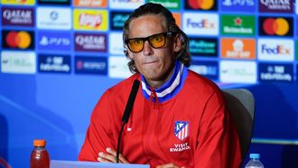 Marcos Llorente, con las gafas de filtro amarillo, en una rueda de prensa. 