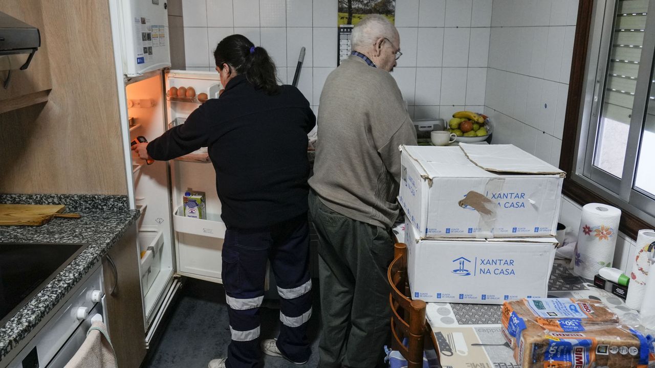 El PSOE de Ourense pide ampliar plazas en el programa de comida sobre ruedas