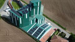 Paneles solares en las instalaciones de Piensos Albor�s en Mazaricos