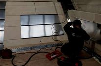 Un trabajador de Gabadi fabricando un trozo de tanque de membrana de licencia de la firma GTT