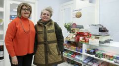Montse y Sandra Rey, en la tienda Don Regaliz, antiguo locutorio Gerpe. Las santiaguesas han visto pasar por all� al menos a tres generaciones y aseguran que los ni�os son los que m�s celebran su nueva etapa: �Tenemos clientes que nos son fieles desde el primer d�a, y es de agradecer, pero adem�s entra gente nueva a diario�.