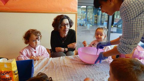 La concejala de Educacin de Oviedo, Mercedes Gonzlez, con alumnos de Infantil de la escuela Dolores Medio.La concejala de Educacin de Oviedo, Mercedes Gonzlez, con alumnos de Infantil de la escuela Dolores Medio