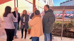 La delegada territorial de la Xunta en Ferrol (de frente) y el alcalde de Pontedeume (derecha), ayer en el IES Breamo