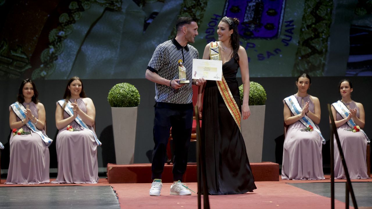 Lucas Pérez, premiado en A Coruña por la Asociación Meigas de San Juan