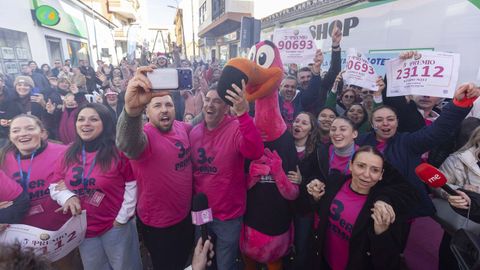 Celebraci�n de la loter�a de Navidad en la administraci�n El Perolo, en San Pedro del Pinatar, donde tambi�n le han rendido homenaje al �calvo de la loter�a�.
