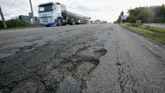 Imagen de la pasada semana de la N-540, la carretera de Lugo a Ourense, en el municipio de la capital lucense, donde se pueden ver enormes baches que siguen esperando por un arreglo