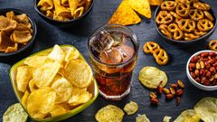 Varios �snacks� salados, sobre una mesa