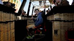 El piloto Isidre Esteve dentro de uno de los globos adaptados a personas con movilidad reducida que ha presentado hoy la Fundacin Provada uria