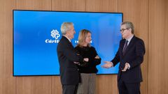 Pablo Isla, presidente de Inditex, junto al presidente de C�ritas Espa�ola, Manuel Bret�n, y la secretaria general de C�ritas Espa�ola, Natalia Peiro