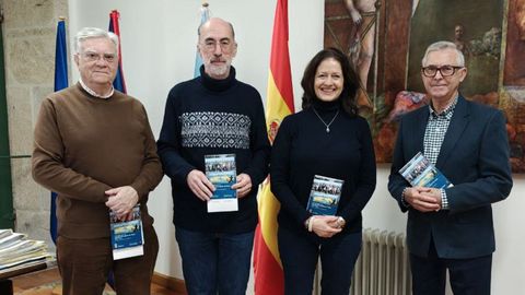 El alcalde de Baiona, Jes�s V�zquez Almui�a,�con Yashmina M� Shawki-Aziz, Grato Amo y Gonzalo Prado, presidenta y vocales de Amigos de los Pazos