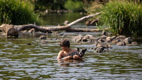 Un joven con su perro en Dobrichovice.