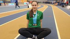 Paula Conde posa con las dos medallas de oro conseguidas en el campeonato auton�mico Sub-20 de pista corta de Ourense.