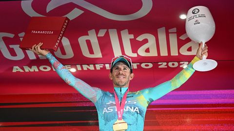 Davide Ballerini, en el podio tras ganar la sexta etapa del Giro 2026.