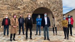 Gonzalo Caballero, con el alcalde de Ribas de Sil y otros representantes del PSdeG, frente al futuro museo de la miner�a romana de San Clodio
