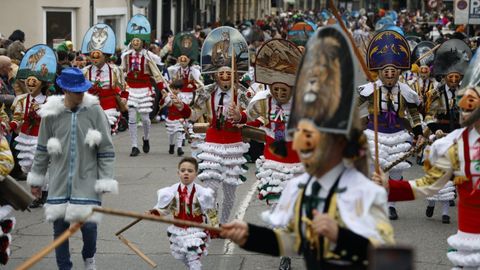 Cientos de cigarr�ns en el desfile del entroido 2026 en Ver�n.