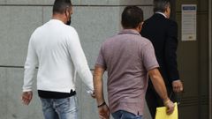 El patr�n del 'Villa de Pitanxo', Juan Pad�n Costa, y su sobrino, Eduardo Rial Costa asisten este lunes a la Audiencia Nacional en Madrid.