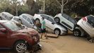 Coches amontonados tras el paso de la dana por Picaa, Valencia