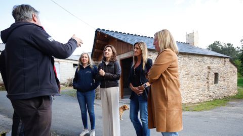 La conselleira de Medio Ambiente e Cambio Climático (segunda por la izquierda), junto a la construcción rehabilitada en Monfero