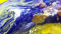 En la imagen del sat&eacute;lite ya se puede apreciar la borrasca sobre el Atl&aacute;ntico norte que afectar&aacute; a Galicia el lunes